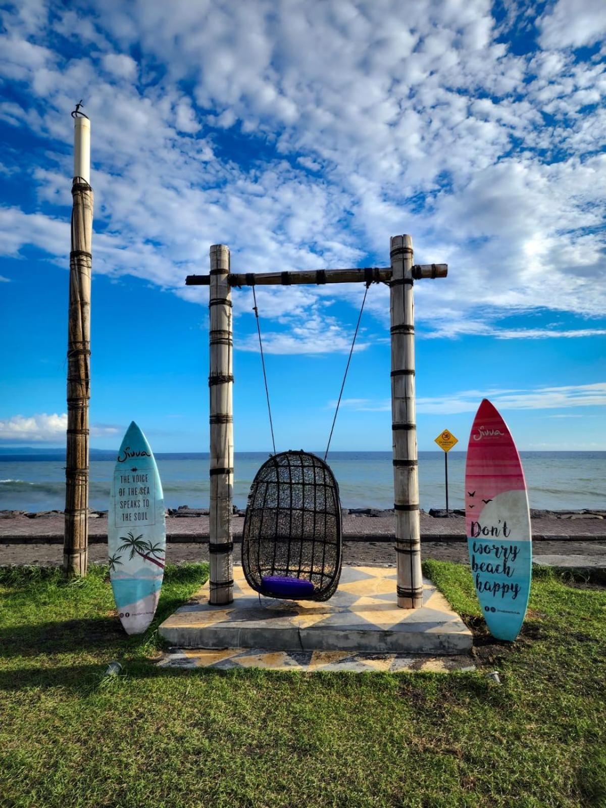 Siyut Wyndham Tamansari Jivva Resort Bali מראה חיצוני תמונה The swing at the beach