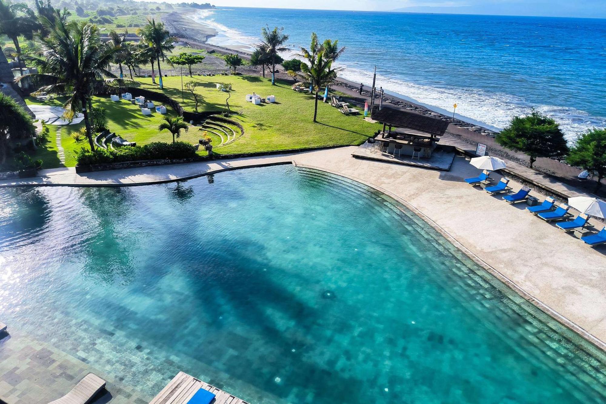 Siyut Wyndham Tamansari Jivva Resort Bali מראה חיצוני תמונה The beach at the hotel